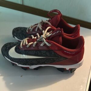 Nike Red and Black Sneakers Sleek Athletic Design (gently used) good condition